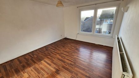 2 bed Apartment - To Let - Photo 5