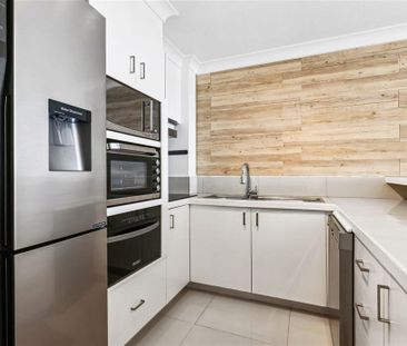 WOW fully renovated fully furnished 2 bedroom apartment, - Photo 1