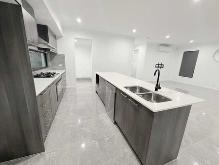 Modern 5-Bedroom Home with Full Air-Conditioning - Photo 2