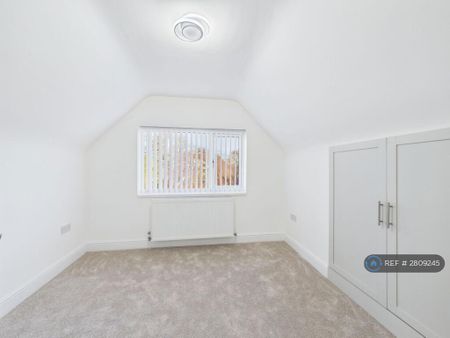 4 bedroom detached house to rent - Photo 3