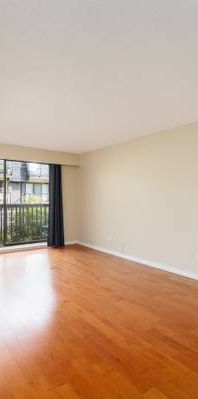 Lower Lonsdale Spacious 1bed/1bath with balcony - Photo 1