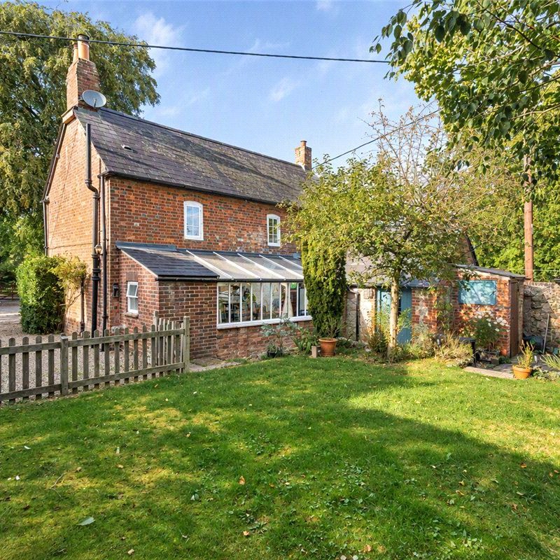 A charming three bedroom detached cottage situated in the picturesque village of East Kennett, c5 miles to the west of Marlborough. - Photo 1
