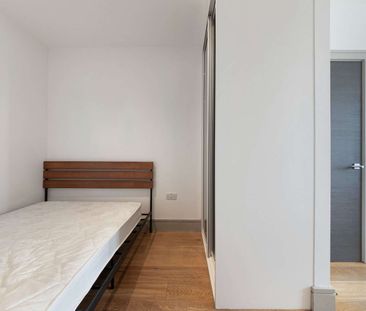 A Spacious, bright, open plan Studio flat with separate bedroom area situated in the centre of Whitechapel a short walk from transport links. - Photo 3