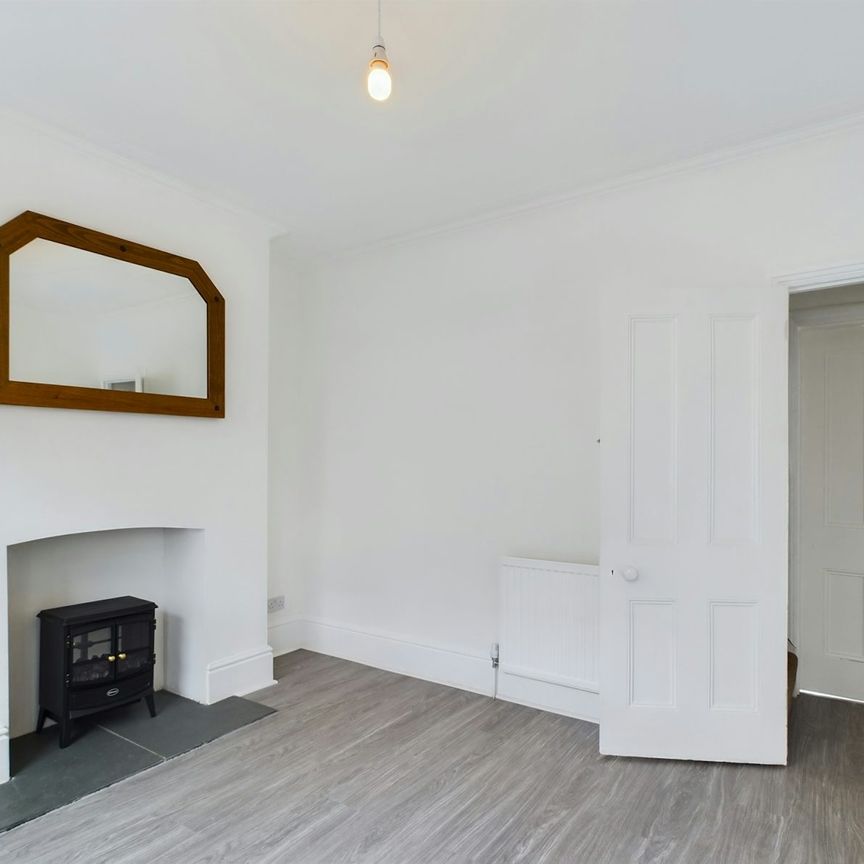 Terraced House to rent on - Photo 1