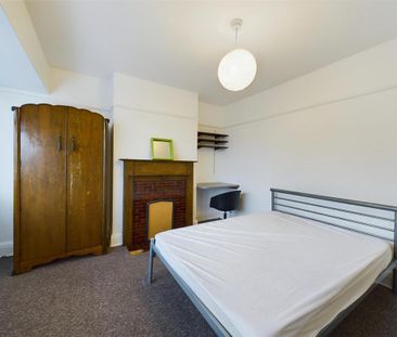 4 bedroom semi-detached house to rent - Photo 3