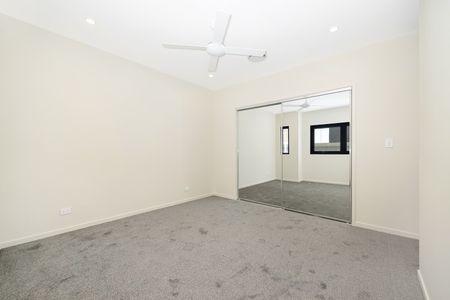 Brand new 4-bedder town home in top school catchment - Photo 2