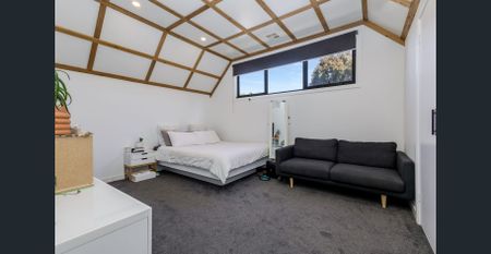 Charming in the Heart of Golden Square - Photo 2