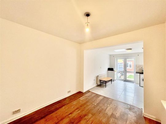 4 bedroom end of terrace house to rent - Photo 1