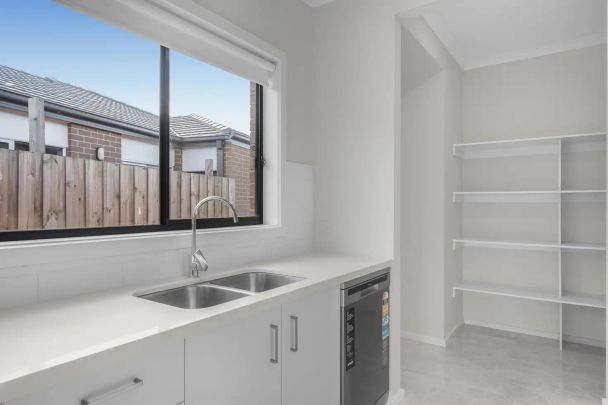 “Brand New 4 Bed Family Home - Close to School, Child Care & Shopping Centre!” - Photo 1
