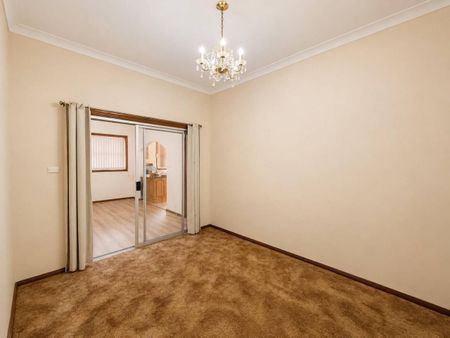 Spacious Family Home with Utilities & Lawn Maintenance Included - Photo 3