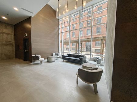 Luxurious high rise apartments located in the Old Port of Montreal - Photo 2