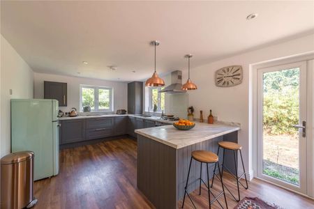 SHORT LET - A wonderful two bedroom property in the picturesque village of Dogmersfield - Photo 2