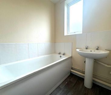 3 Bedroom Maisonette - Upper To Let - Photo 2