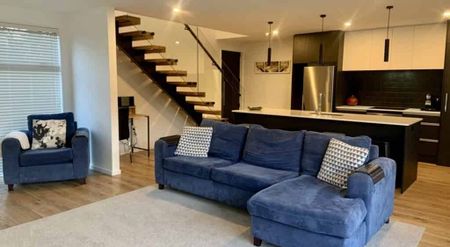 Immaculate fully furnished executive spacious townhouse - Photo 2