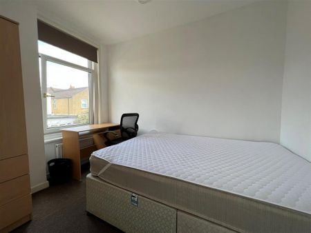 4 bedroom terraced house to rent - Photo 3