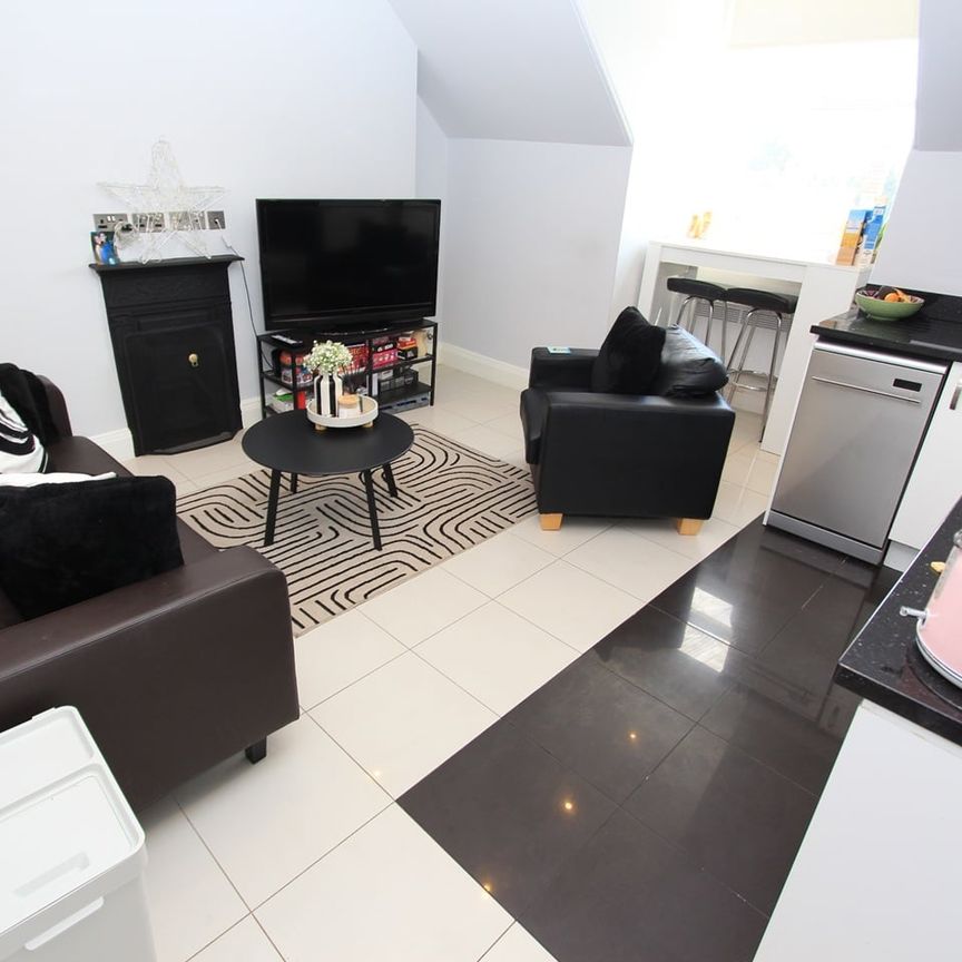2 Bed Flat, Heath Street, NW3 - Photo 1