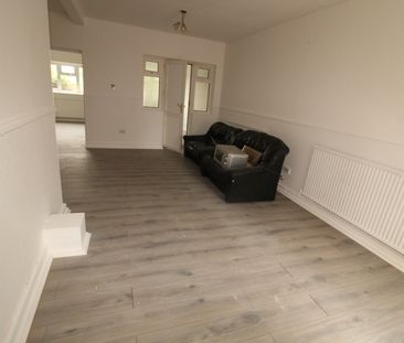 2 Bedroom,Flat,Oxley, Wolverhampton , WV10 6JT£800.00P/M - Photo 2