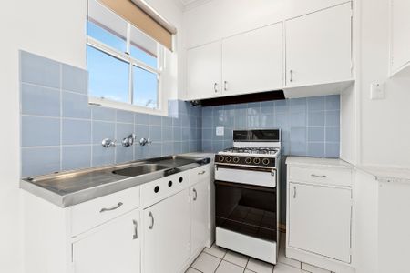 Charming Top Floor Retreat in a Prime Lifestyle Location - Photo 4