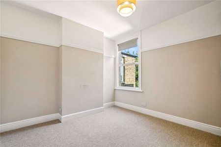 A three bedroom newly refurbished flat with garden. - Photo 4