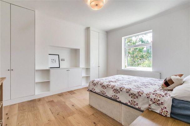 4 bedroom flat in London - Photo 1