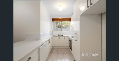 Spacious Ground Floor Apartment with Oversized Courtyard - Photo 3