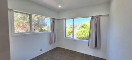 Stunning 5-Bedroom Home with Sea Views at Rothesay Bay - Photo 4