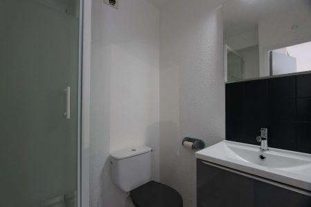 UN APPARTEMENT MEUBLÉ AVEC TERRASSE & PARKING, À KERFEUNTEUN. - Photo 4