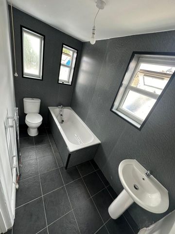 3 Bed Flat, Green Street, E7 - Photo 5