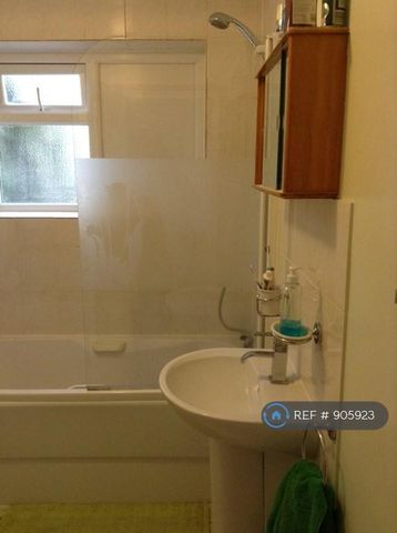 1 bedroom in a house share to rent - Photo 3