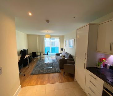 1 Bed Flat, Gooch House, W6 - Photo 2