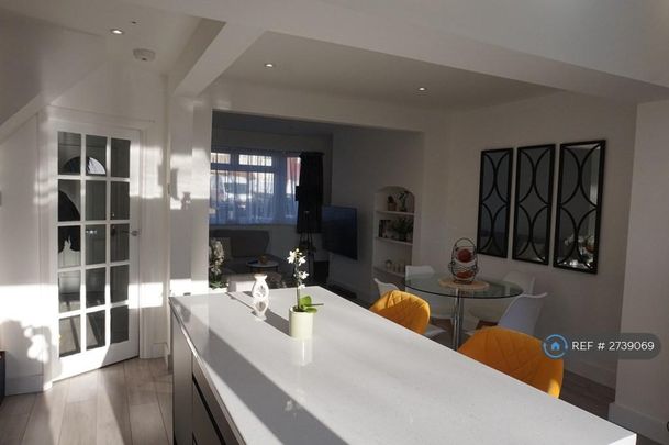 3 bedroom semi-detached house to rent - Photo 1