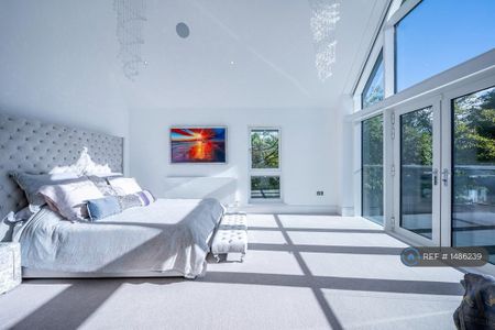 5 bedroom detached house to rent - Photo 4