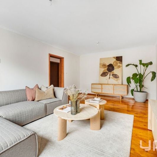 Cherished 4-Bedroom Home on 533m² in a Prime Position - Photo 1