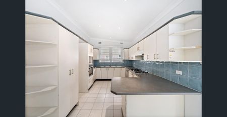 GREAT FAMILY HOME IN AN ULTRA CONVENIENT LOCATION WITH LAWN MAINTENANCE INCLUDED - Photo 5