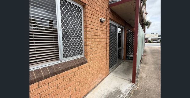 Ground Floor Unit - 2 Bedrooms, Built-Ins & Secure Garage - Photo 1