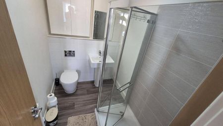 4 bedroom semi-detached house to rent - Photo 5