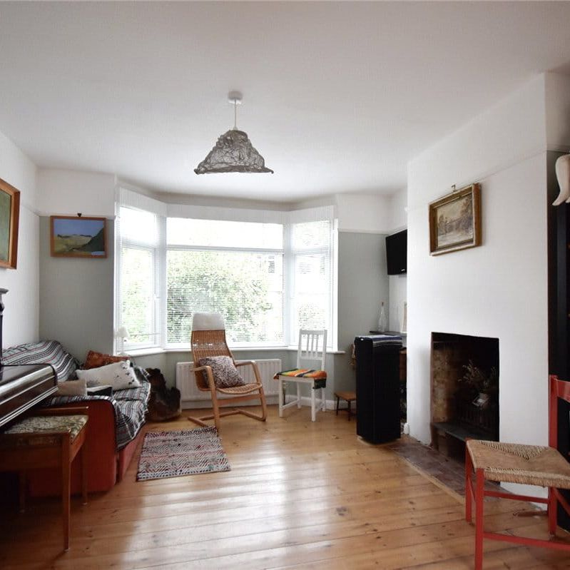 Well presented 3 bedroom semi-detached house situated just to the south of the City offering excellent access to Addenbrookes Hospital. Rear enclosed garden. GCH. Off-street parking. Garage. Furnished. - Photo 1