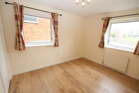 3 bedroom Semi-Detached House to let - Photo 5