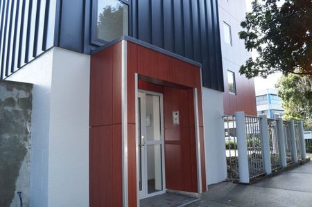 Mount Eden, 2 bedrooms, 2 car parks, spacious inside and out! - Photo 4