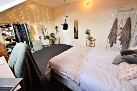 7 bedroom House in Hyde Park, Leeds - Photo 2