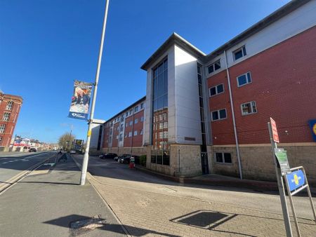 2 bedroom flat to rent - Photo 2