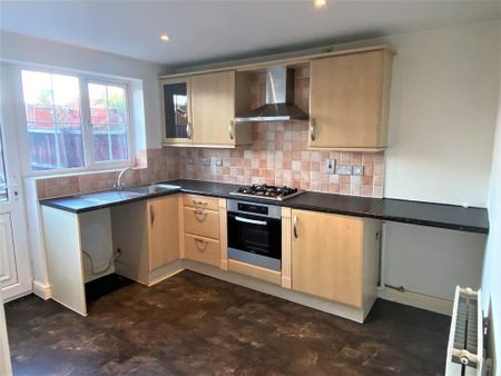 2 bed town house to rent in The Square, Leicester, LE9 - Photo 2