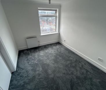 Spinners End Drive, Cradley Heath, West Midlands - Photo 2