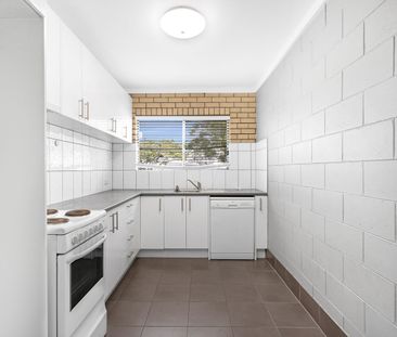 Low maintenance unit Close to Town - Photo 6