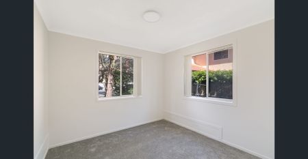 Freshly Refurbished Ground-Floor Unit in Prime Coastal Location - Photo 2