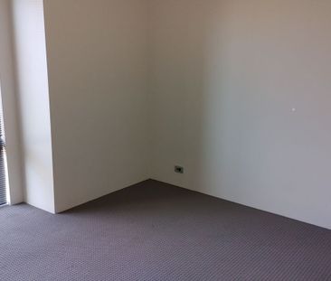 4 Bedroom 2 Bathroom Home - Photo 2