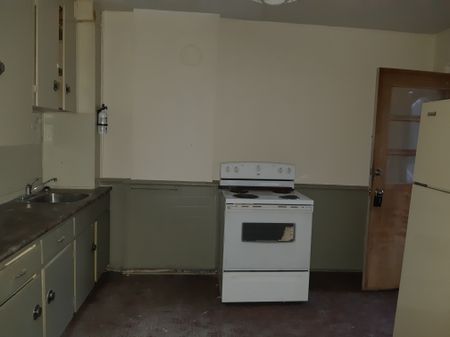 2brm Apartment On Sydenham St. Available Now - Photo 4