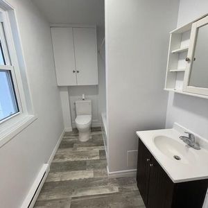 Appartement 4 1/2 au deuxièment étage très lumineux - Photo 2