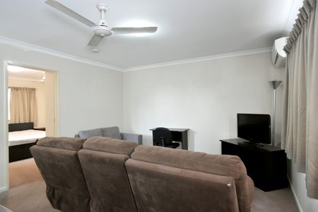 SELF CONTAINED APARTMENT - GLADSTONE CBD - Photo 3