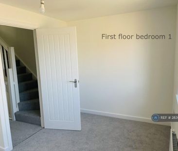 3 bedroom end of terrace house to rent - Photo 2